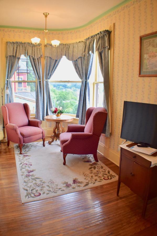 The Hancock House Bed & Breakfast Inn ダビューク エクステリア 写真