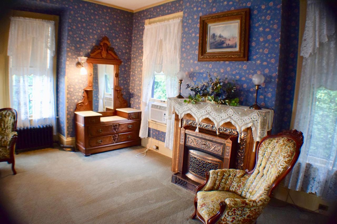The Hancock House Bed & Breakfast Inn ダビューク エクステリア 写真