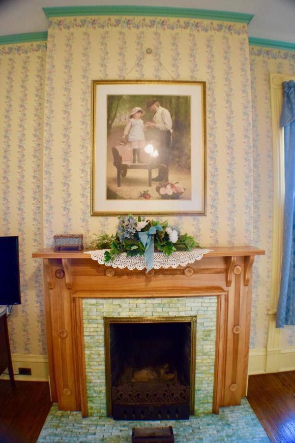 The Hancock House Bed & Breakfast Inn ダビューク エクステリア 写真
