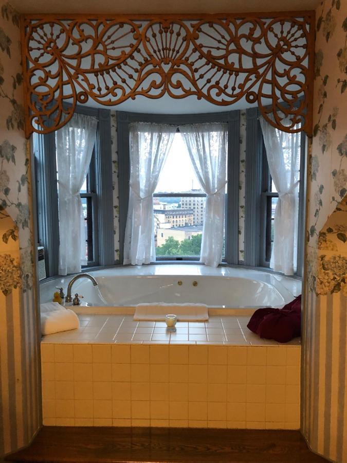 The Hancock House Bed & Breakfast Inn ダビューク エクステリア 写真