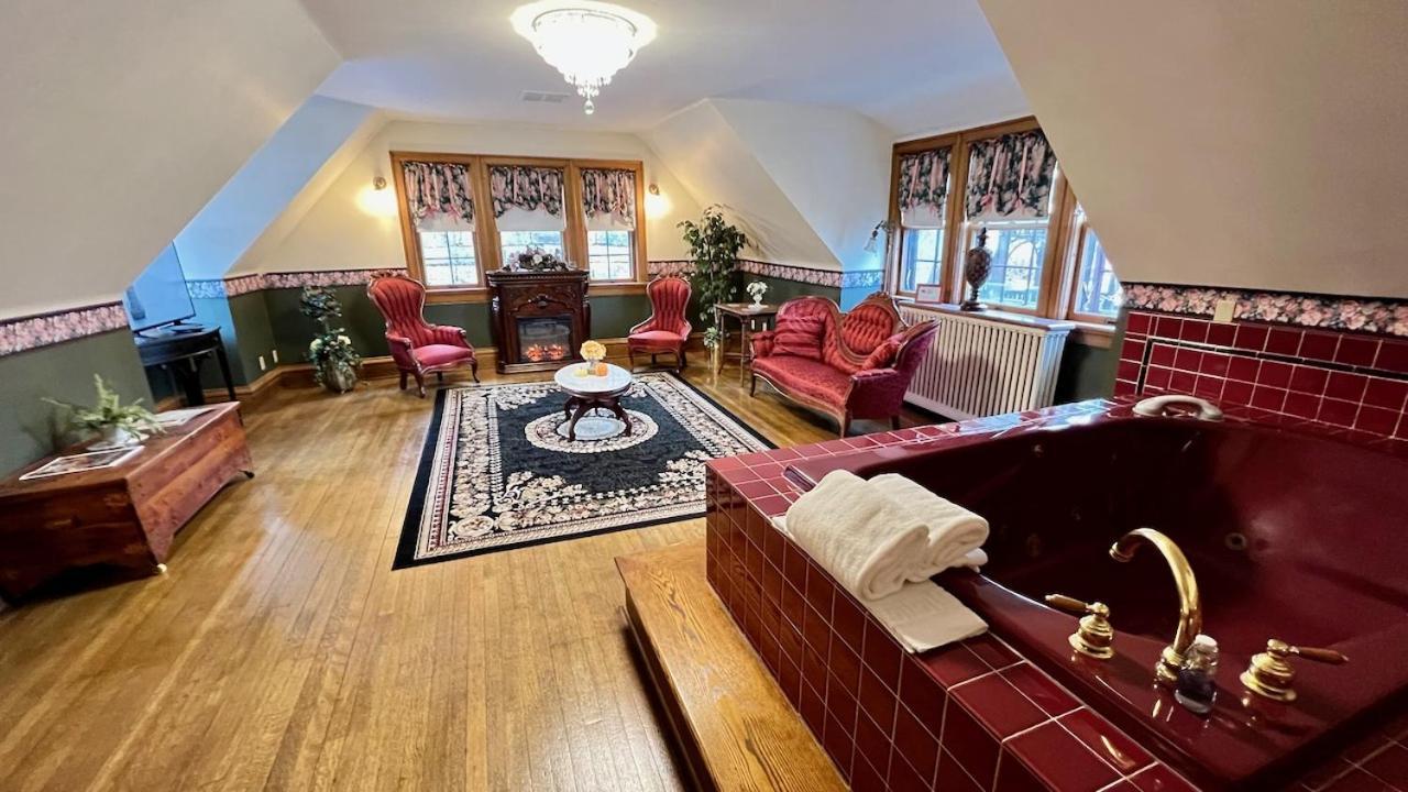 The Hancock House Bed & Breakfast Inn ダビューク エクステリア 写真