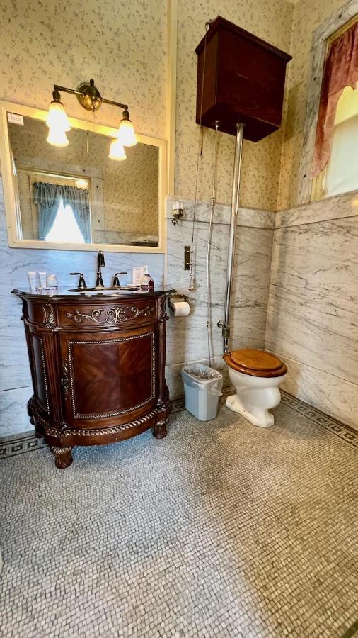 The Hancock House Bed & Breakfast Inn ダビューク エクステリア 写真