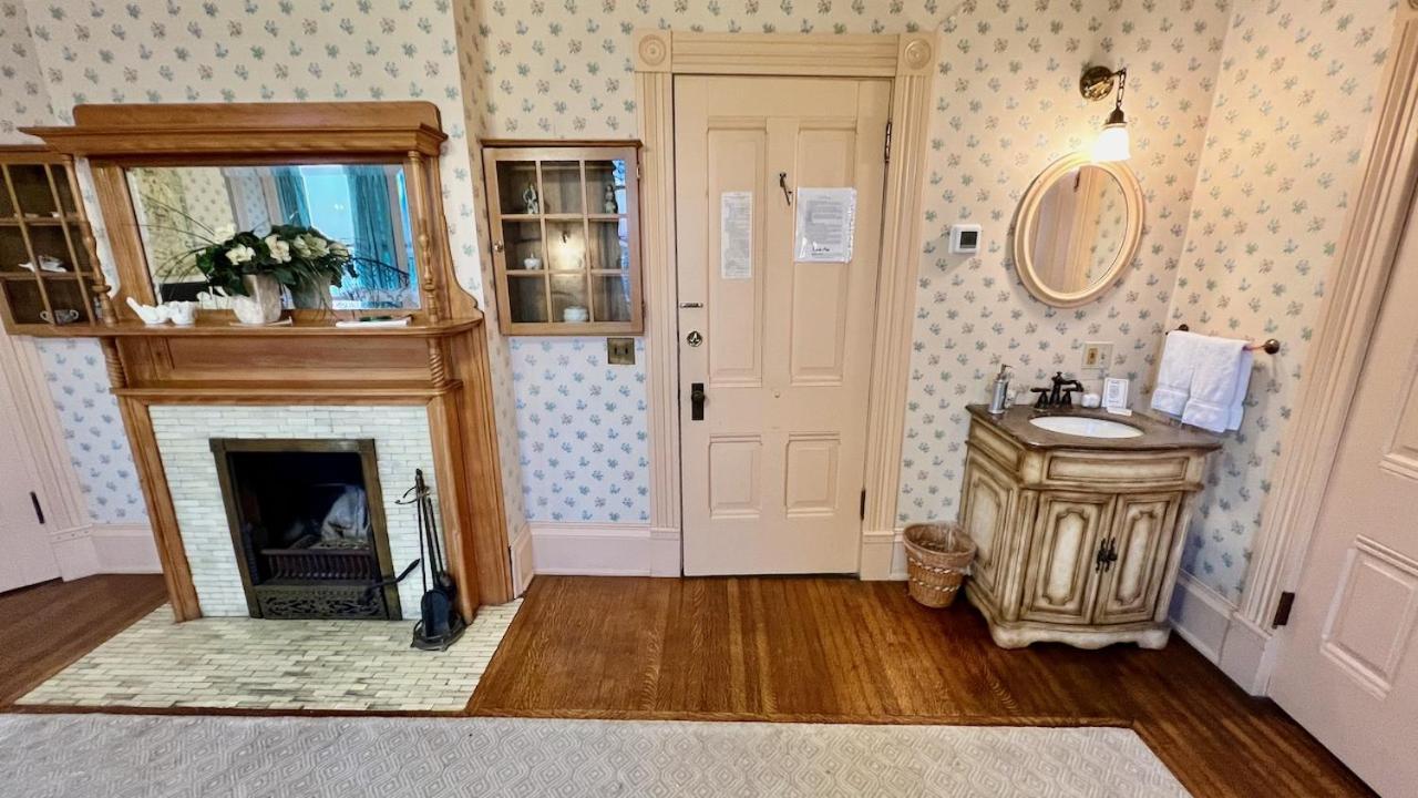 The Hancock House Bed & Breakfast Inn ダビューク エクステリア 写真