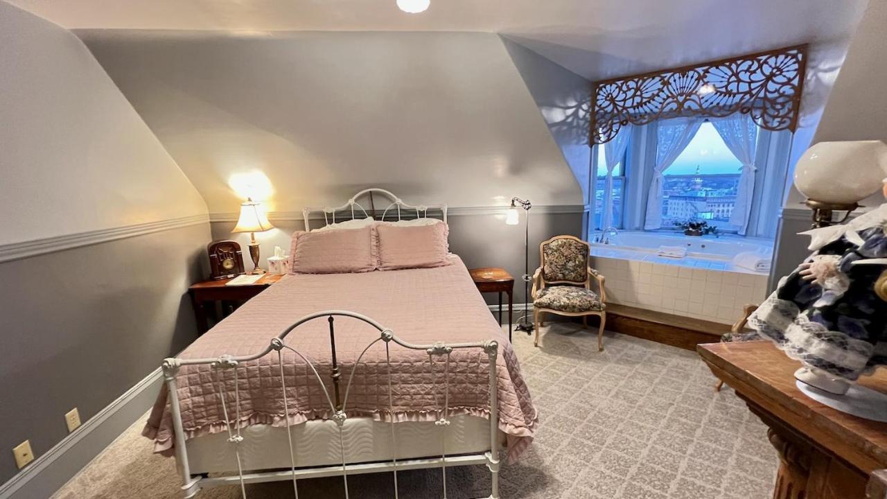 The Hancock House Bed & Breakfast Inn ダビューク エクステリア 写真