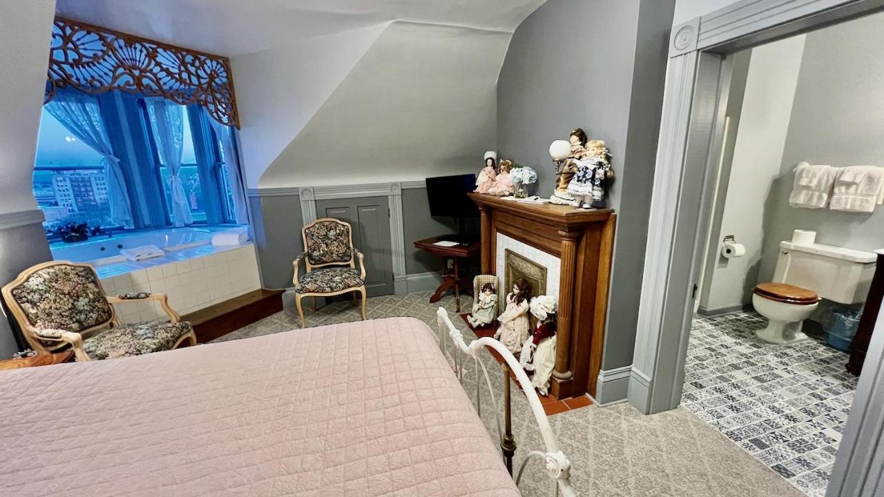 The Hancock House Bed & Breakfast Inn ダビューク エクステリア 写真