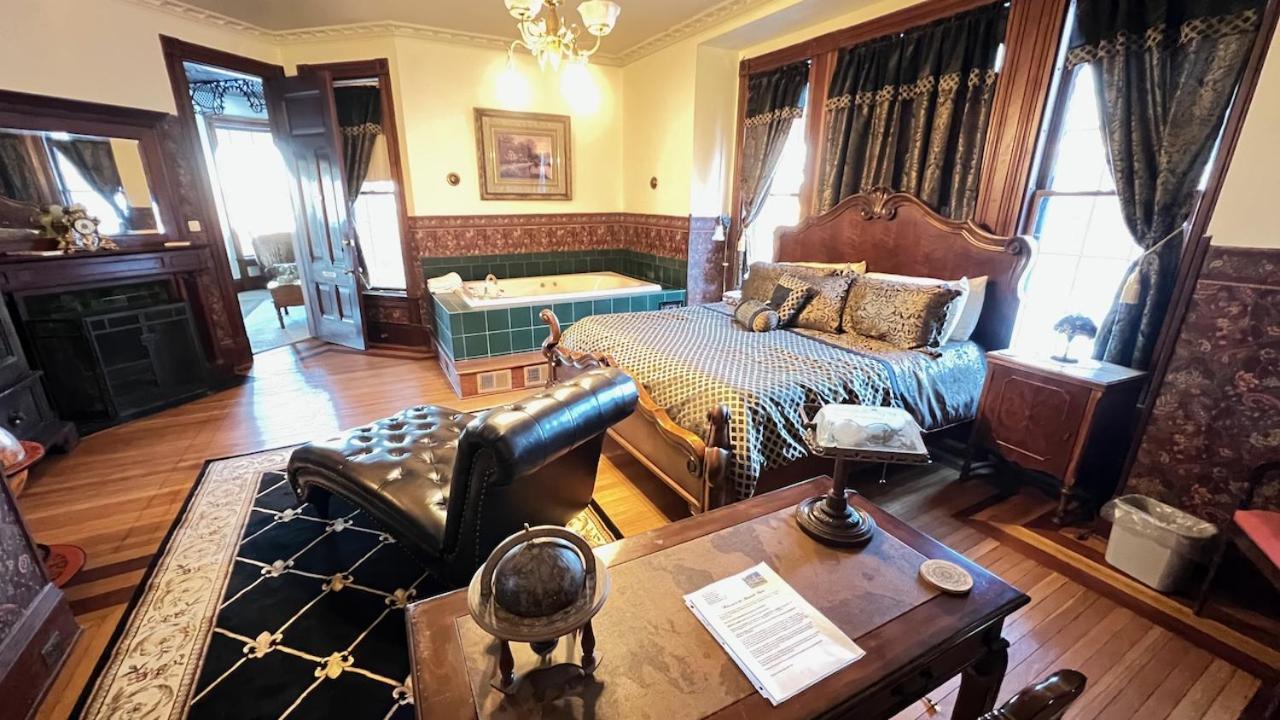 The Hancock House Bed & Breakfast Inn ダビューク エクステリア 写真