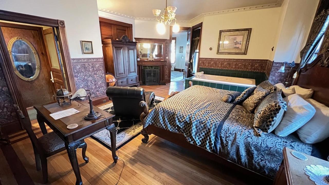 The Hancock House Bed & Breakfast Inn ダビューク エクステリア 写真