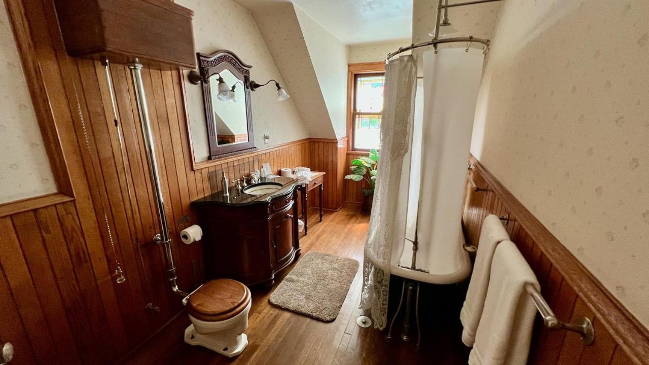 The Hancock House Bed & Breakfast Inn ダビューク エクステリア 写真